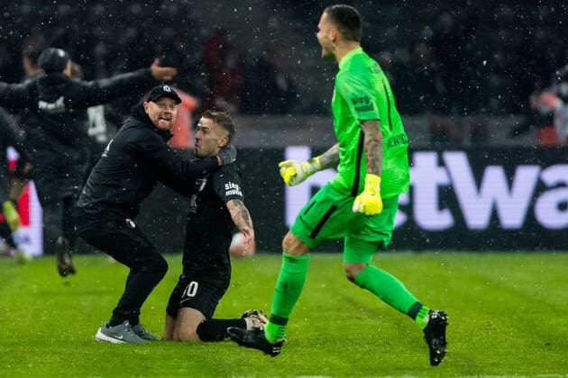 Bilder des Jahres 2021, Sport 11 November 27.11.2021, xfrx, Fussball 1.Bundesliga, Hertha BSC Berlin - FC Augsburg emspor, v.l. Niklas Dorsch (FC Augsburg) celebrate the goal,Torjubel zum 1:1 (DFL DFB REGULATIONS PROHIBIT ANY USE OF PHOTOGRAPHS as IMAGE SEQUENCES and or QUASI-VIDEO) Berlin *** 27 11 2021, xfrx, Fussball 1 Bundesliga, Hertha BSC Berlin FC Augsburg emspor, v l Niklas Dorsch FC Augsburg celebrate the goal,Torjubel zum 1 1 DFL DFB REGULATIONS PROHIBIT ANY USE OF PHOTOGRAPHS as IMAGE SEQUENCES and or QUASI VIDEO Berlin