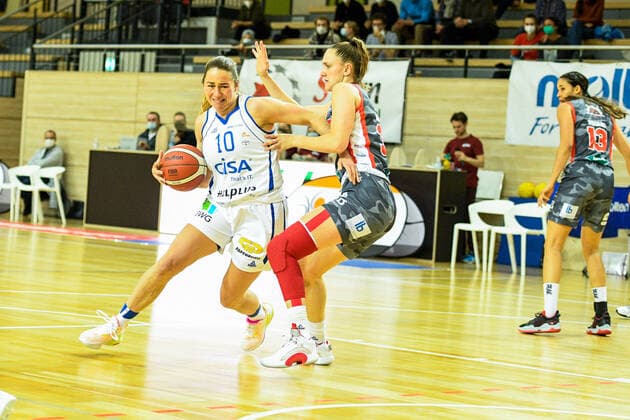 Halle, Deutschland 27. November 2021: 1.BBL - Damen - 2021 2022 - Gisa Lions SV Halle vs. TSV 1880 Wasserburg v. li. im Zweikampf Barbora Kasparkova (Halle) und Sarah Mortensen (Wasserburg) SWH.arena Sachsen Anhalt Copyright: xFotostandx xxBallaschx