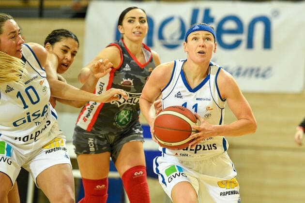 Halle, Deutschland 27. November 2021: 1.BBL - Damen - 2021 2022 - Gisa Lions SV Halle vs. TSV 1880 Wasserburg v.li. Barbora Kasparkova (Halle),Levke Brodersen (Wasserburg) und Rachael Vanderwal (Halle) SWH.arena Sachsen Anhalt Copyright: xFotostandx xxBallaschx