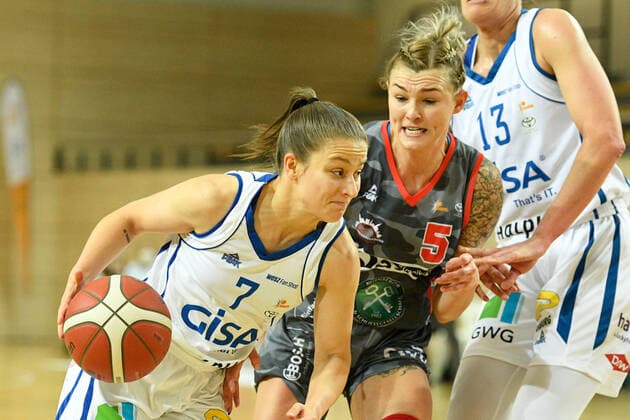 Halle, Deutschland 27. November 2021: 1.BBL - Damen - 2021 2022 - Gisa Lions SV Halle vs. TSV 1880 Wasserburg v. li. im Zweikampf Laura Schinkel (Halle) und Haliegh Reinoehl (Wasserburg) SWH.arena Sachsen Anhalt Copyright: xFotostandx xxBallaschx