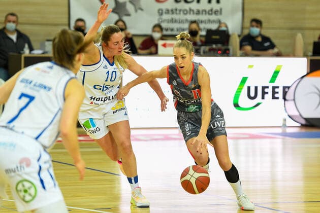 Halle, Deutschland 27. November 2021: 1.BBL - Damen - 2021 2022 - Gisa Lions SV Halle vs. TSV 1880 Wasserburg v. li. im Zweikampf Barbora Kasparkova (Halle) und Sophie Marie Perner (Wasserburg) SWH.arena Sachsen Anhalt Copyright: xFotostandx xxBallaschx