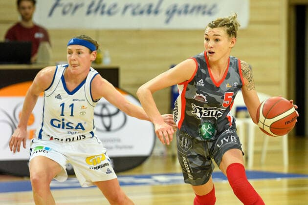 Halle, Deutschland 27. November 2021: 1.BBL - Damen - 2021 2022 - Gisa Lions SV Halle vs. TSV 1880 Wasserburg v. li. im Zweikampf Rachael Vanderwal (Halle) und Haliegh Reinoehl (Wasserburg) SWH.arena Sachsen Anhalt Copyright: xFotostandx xxBallaschx