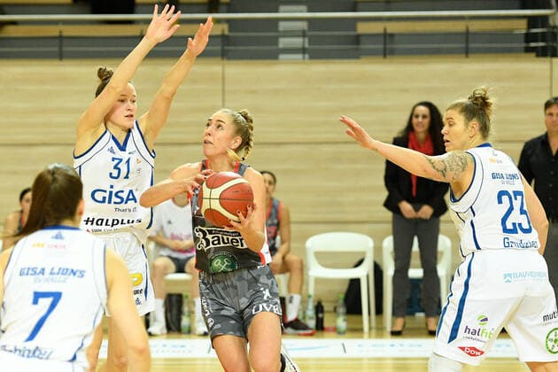 Halle, Deutschland 27. November 2021: 1.BBL - Damen - 2021 2022 - Gisa Lions SV Halle vs. TSV 1880 Wasserburg v. li. im Zweikampf Charlotte Kreuter (Halle), Sophie Marie Perner (Wasserburg) und Klaudia Grudzien (Halle) SWH.arena Sachsen Anhalt Copyright: xFotostandx xxBallaschx