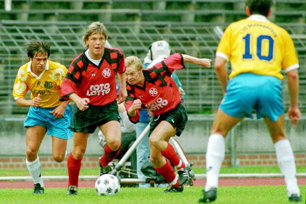 Aus 2. BL Saison 1994 1995 Hannover 96 (Rot) gegen den 1. FC Saarbrücken 0:0 am 18.09.1994. Im Foto: Am Ball Han96 Spieler Michael Harfoth. *** From 2 BL season 1994 1995 Hannover 96 red against 1 FC Saarbrücken 0 0 on 18 09 1994 In the photo On the ball Han96 player Michael Harfoth