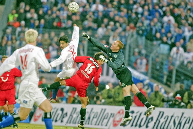 Aus 1. BL. Saison 20002 03 Hannover 96 (Rot Schwarz) gegen den HSV Hamburg 2:2 am 25.01.2003 im Niedersachsenstadion - z.Z. im Umbau in AWD Arena. Im Foto: Han96 TW Gerhard Tremmel und Markus Schuler gegen HSV Spieler Mehdi Mahdavikia 15 und Sergej Barbarez 14 *** From 1 BL season 20002 03 Hannover 96 Red Black against HSV Hamburg 2 2 on 25 01 2003 in Niedersachsenstadion z Z under reconstruction in AWD Arena In the photo Han96 TW Gerhard Tremmel and Markus Schuler against HSV players Mehdi Mahdavikia 15 and Sergej Barbarez 14