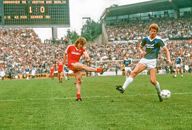 Frank Hartmann zum 2-0. Aus Aufstiesspiel Hannover 96 - Hertha BSC 2-0 am 09.06.1985 *** Frank Hartmann to the 2 0 Aus Aufstiesspiel Hannover 96 Hertha BSC 2 0 on 09 06 1985