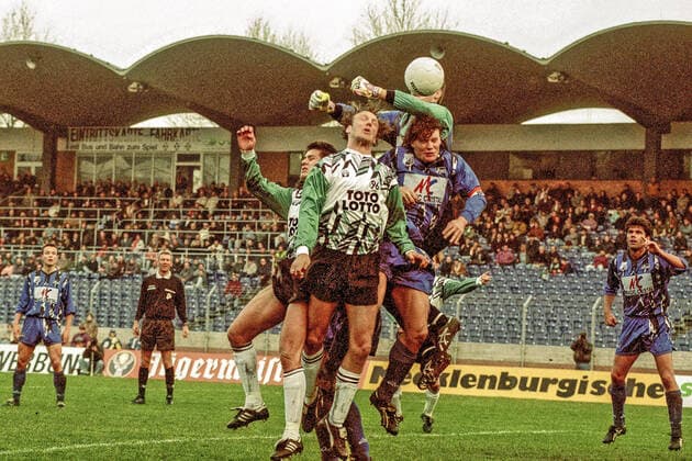 Aus 2. BL. Saison 1994 1995 Hannover 96 (Grün-Weiss) gegen den VfB Leipzig 1:1 am 26.02.1995 im Niedersachsenstadion. Im Foto: Han96 Spieler Andrzej Kobylanski 9 li. und Uwe Harttgen re. gegen VfB TW Maik Kischko und Kpt. Torsten Kracht. *** From 2 BL season 1994 1995 Hannover 96 green white against the VfB Leipzig 1 1 on 26 02 1995 in the Niedersachsenstadion In the photo Han96 players Andrzej Kobylanski 9 left and Uwe Harttgen right against VfB TW Maik Kischko and Kpt Torsten Kracht