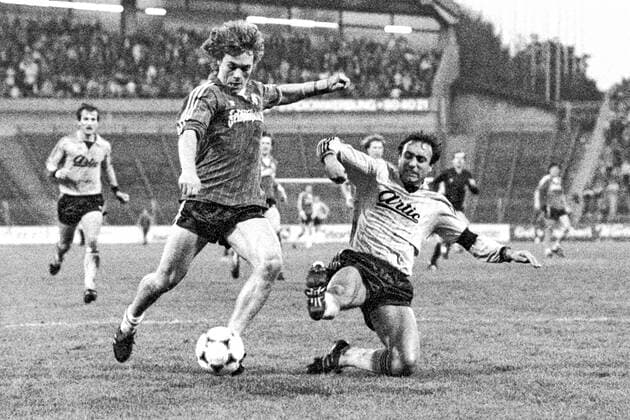 Aus 2.BL Saison 1984 1985 Hannover 96 (dunkles Trikot) gegen Alemannia Aachen 3:3 am am 27.10.1984 im Niedersachsenstadion. Im Foto: Han96 Spieler Frank Hartmann li. gegen Kpt. Joaquin Montanes. *** From 2 BL season 1984 1985 Hannover 96 dark jersey against Alemannia Aachen 3 3 on the 27 10 1984 in the Niedersachsenstadion In the photo Han96 player Frank Hartmann left against Kpt Joaquin Montanes