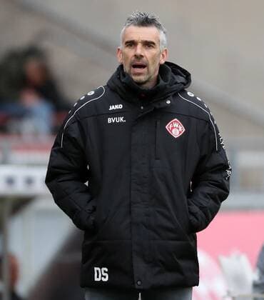 v.li.: Trainer Danny Schwarz (FC Würzburger Kickers) gibt Anweisungen, gestikuliert, mit den Armen gestikulieren, gives instructions, gesticulate, Einzelbild, 27.11.2021, Würzburg (Deutschland), Fussball, 3. Liga, FC Würzburger Kickers - SV Meppen, DFB DFL REGULATIONS PROHIBIT ANY USE OF PHOTOGRAPHS AS IMAGE SEQUENCES AND OR QUASI-VIDEO.