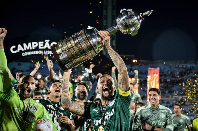 Bilder des Jahres 2021, Sport 11 November Sport Themen der Woche KW47 Sport Bilder des Tages Palmeiras x Flamengo Final Libertadores MONTEVIDEU, C. - 27.11.2021: PALMEIRAS X FLAMENGO FINAL LIBERTADORES - Felipe Mello. Palmeiras champion after a match between Palmeiras (BRA) and Flamengo (BRA), valid for the Final of the Copa Libertadores 2021, held at the Estadio Centenário, located in the city of Montevideo, Uruguay, this Saturday afternoon (27). (Photo: Nayra Halm Fotoarena) x2147962x  NayraxHalm