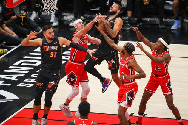 CHICAGO, IL - NOVEMBER 27: Miami Heat Forward Caleb Martin (16) grabs a rebound while being guarded by Chicago Bulls Forward Alex Caruso (6) during a NBA, Basketball Herren, USA game between the Miami Heat and the Chicago Bulls on November 27, 2021 at the United Center in Chicago, IL. (Photo by Melissa Tamez Icon Sportswire) NBA: NOV 27 Heat at Bulls Icon211127006