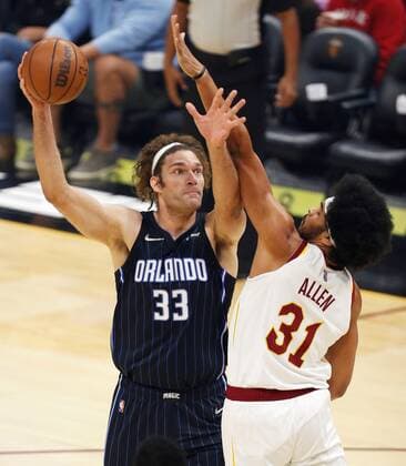 Jarrett Allen (R) of the Cleveland Cavaliers defends against Robin Lopez (L) of the Orlando Magic during the first half of the NBA, Basketball Herren, USA game between the Cleveland Cavaliers and the Orlando Magic at Rocket Mortgage Fieldhouse in Cleveland, Ohio, USA, 27 November 2021. Orlando Magic at Cleveland Cavaliers !ACHTUNG: NUR REDAKTIONELLE NUTZUNG!  Copyright: xDAVIDxMAXWELLx AME1137 20211128-bd2e7c7385c2fbbe98523b997f8d11b212a30531