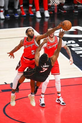CHICAGO, IL - NOVEMBER 27: Chicago Bulls Forward Derrick Jones Jr. (5) blocks Miami Heat Guard Kyle Lowry (7) shot during a NBA, Basketball Herren, USA game between the Miami Heat and the Chicago Bulls on November 27, 2021 at the United Center in Chicago, IL. (Photo by Melissa Tamez Icon Sportswire) NBA: NOV 27 Heat at Bulls Icon211127020
