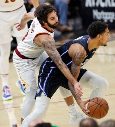 Cleveland Cavaliers guard Ricky Rubio (L) of Spain defends against Chuma Okeke (R) of the Orlando Magic during the second half of the NBA, Basketball Herren, USA game between the Cleveland Cavaliers and the Orlando Magic at Rocket Mortgage Fieldhouse in Cleveland, Ohio, USA, 27 November 2021. Orlando Magic at Cleveland Cavaliers !ACHTUNG: NUR REDAKTIONELLE NUTZUNG!  Copyright: xDAVIDxMAXWELLx AME1179 20211128-2630470f95d91b899d9ad8073732ce7d188dbe93