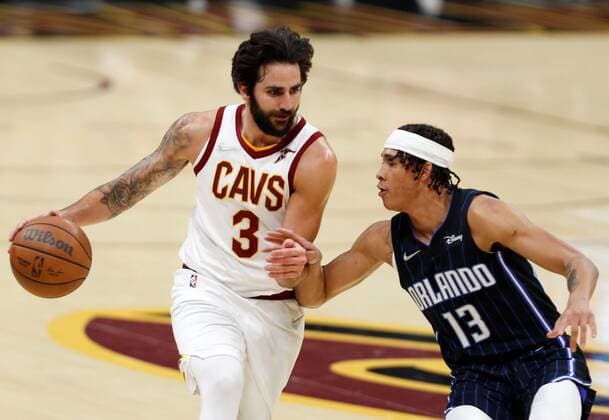 R.J. Hampton (R) of the Orlando Magic defends against Cleveland Cavaliers guard Ricky Rubio (L) of Spain during the second half of the NBA, Basketball Herren, USA game between the Cleveland Cavaliers and the Orlando Magic at Rocket Mortgage Fieldhouse in Cleveland, Ohio, USA, 27 November 2021. Orlando Magic at Cleveland Cavaliers !ACHTUNG: NUR REDAKTIONELLE NUTZUNG!  Copyright: xDAVIDxMAXWELLx AME1182 20211128-39e42a6ff191d85d8fd0e9e74788203041d89358