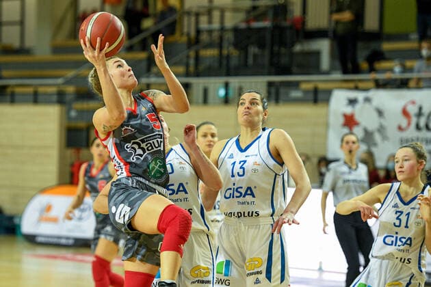 Halle, Deutschland 27. November 2021: 1.BBL - Damen - 2021 2022 - Gisa Lions SV Halle vs. TSV 1880 Wasserburg v. li. im Zweikampf Haliegh Reinoehl (Wasserburg) und Devran Tanacan (Halle) SWH.arena Sachsen Anhalt Copyright: xFotostandx xxBallaschx