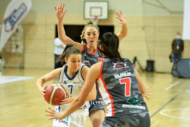 Halle, Deutschland 27. November 2021: 1.BBL - Damen - 2021 2022 - Gisa Lions SV Halle vs. TSV 1880 Wasserburg v. li. im Zweikampf Laura Schinkel (Halle), Sophie Marie Perner (Wasserburg) und Ana Vojtulek (Wasserburg) SWH.arena Sachsen Anhalt Copyright: xFotostandx xxBallaschx