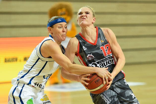 Halle, Deutschland 27. November 2021: 1.BBL - Damen - 2021 2022 - Gisa Lions SV Halle vs. TSV 1880 Wasserburg v. li. im Zweikampf Rachael Vanderwal (Halle) und Laura Hebecker (Wasserburg) SWH.arena Sachsen Anhalt Copyright: xFotostandx xxBallaschx
