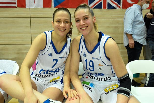 Halle, Deutschland 27. November 2021: 1.BBL - Damen - 2021 2022 - Gisa Lions SV Halle vs. TSV 1880 Wasserburg v.li. Laura Schinkel (Halle) und Meret Kleine Beek (Halle) SWH.arena Sachsen Anhalt Copyright: xFotostandx xxBallaschx