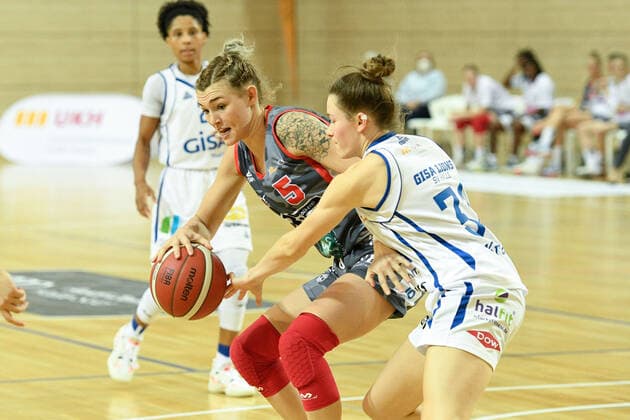 Halle, Deutschland 27. November 2021: 1.BBL - Damen - 2021 2022 - Gisa Lions SV Halle vs. TSV 1880 Wasserburg v. li. im Zweikampf Haliegh Reinoehl (Wasserburg) und Charlotte Kreuter (Halle) SWH.arena Sachsen Anhalt Copyright: xFotostandx xxBallaschx
