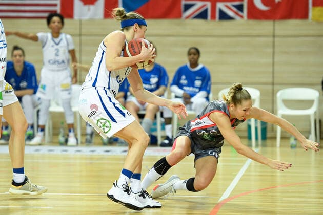 Halle, Deutschland 27. November 2021: 1.BBL - Damen - 2021 2022 - Gisa Lions SV Halle vs. TSV 1880 Wasserburg v. li. im Zweikampf Rachael Vanderwal (Halle) und Laura Hebecker (Wasserburg) SWH.arena Sachsen Anhalt Copyright: xFotostandx xxBallaschx