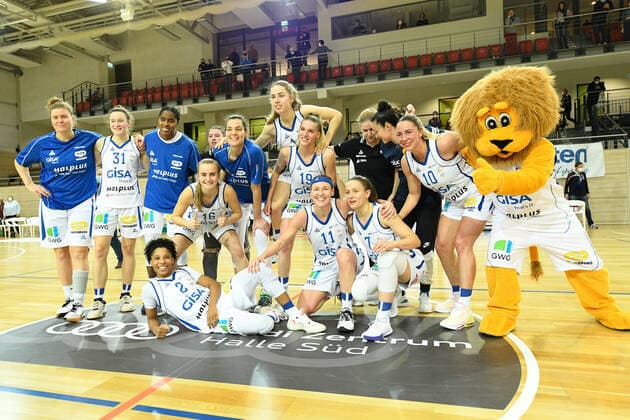 Halle, Deutschland 27. November 2021: 1.BBL - Damen - 2021 2022 - Gisa Lions SV Halle vs. TSV 1880 Wasserburg Die Mannschaft von Halle jubelt nach ihrem Sieg über Wasserburg SWH.arena Sachsen Anhalt Copyright: xFotostandx xxBallaschx