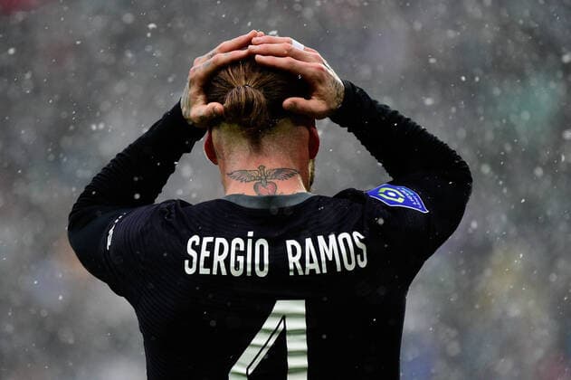 Sport Themen der Woche KW47 Attitude de Sergio Ramos ( 4 - PSG ) - FOOTBALL : Saint Etienne vs PSG - Ligue 1 - Saint Etienne - 28 11 2021 FedericoPestellini Panoramic 