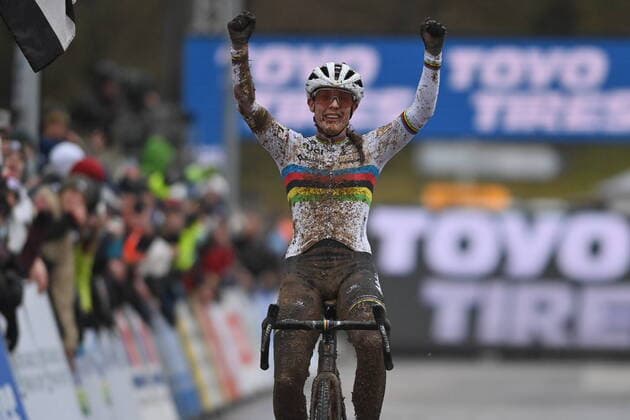 Bilder des Jahres 2021, Sport 11 November Sport Themen der Woche KW47 Dutch Lucinda Brand celebrates as she wins the women s elite race at the Cyclocross World Cup cyclocross event in Besancon, France, Sunday 28 November 2021, the eighth stage (out of 16) in the World Cup of the 2021-2022 season. DAVIDxSTOCKMAN  x3145093x
