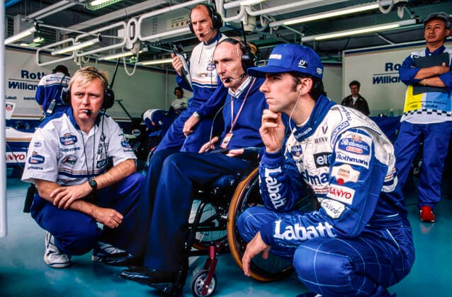 05 Hill Damon (gbr), Rothmans Williams Renault, Williams-Renault FW17B, chatting with Sir Frank Williams, ambiance during the Japanese Grand Prix, 16th round of the 1995 FIA Formula 1 season, on the Suzuka Circuit, in Mie Prefecture, Japan from October 27 to 29, 1995 - FORMULE 1 : Retro deces Frank Williams - 28 11 2021 DPPI Panoramic  1995_GP_JAPON_HILL_WIL 17A8