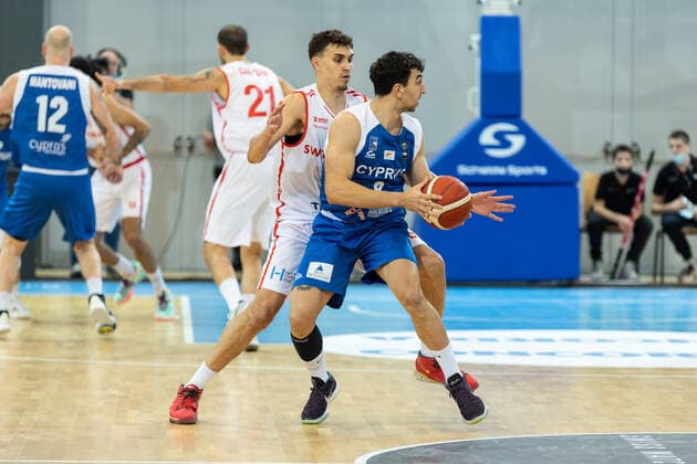 28.11.2021, Fribourg, Halle St. Leonard, EuroBasket 2025 1st Round Pre-Qualifiers: Switzerland - Cyprus, Viktor Ieronymidis (Cyprus) against Natan Jurkovitz (Switzerland) Fribourg Halle St. Leonard Fribourg Switzerland Copyright: xJustPictures.ch SirianexDavetx