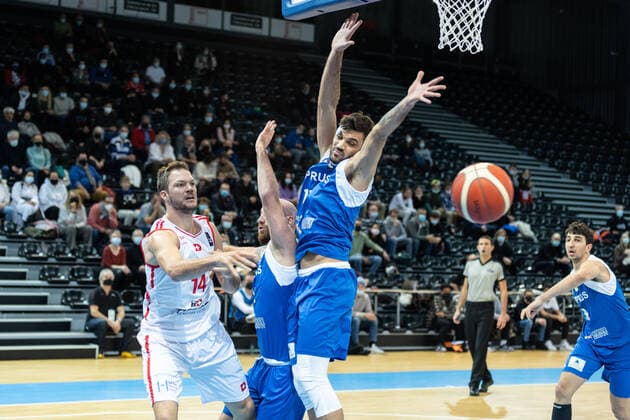 28.11.2021, Fribourg, Halle St. Leonard, EuroBasket 2025 1st Round Pre-Qualifiers: Switzerland - Cyprus, Jonathan Dubas (Switzerland) against Michalis Koumis (Cyprus) Fribourg Halle St. Leonard Fribourg Switzerland Copyright: xJustPictures.ch SirianexDavetx