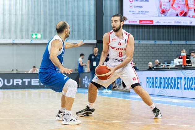 28.11.2021, Fribourg, Halle St. Leonard, EuroBasket 2025 1st Round Pre-Qualifiers: Switzerland - Cyprus, Juraj Kozic (Switzerland) against Simon Michail (Cyprus) Fribourg Halle St. Leonard Fribourg Switzerland Copyright: xJustPictures.ch SirianexDavetx