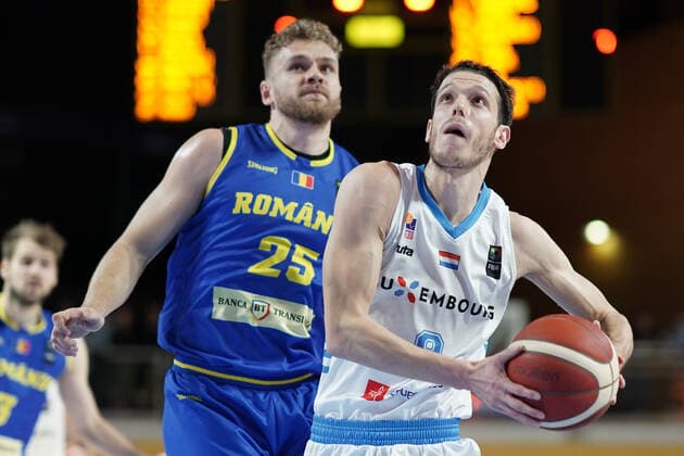 Basketball, EM Quali, Luxemburg - Rumänien Basketball Eurobasket messieurs 28.11.2021, Basketball Eurobasket messieurs, Herren, Saison 2021-2022, Luxembourg, Luxemburg, Coque, Gymnase Coque, Luxembourg, Luxemburg (LUX) - Rumaenien, Romania (ROM) vl: Rolland Torok (Rumaenien, ROM 25) - Thomas Gruen (FLBB - Luxemburg - 8)