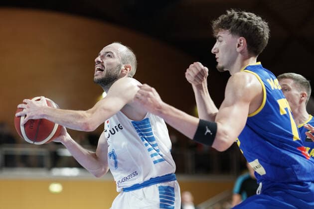 Basketball, EM Quali, Luxemburg - Rumänien Basketball Eurobasket messieurs 28.11.2021, Basketball Eurobasket messieurs, Herren, Saison 2021-2022, Luxembourg, Luxemburg, Coque, Gymnase Coque, Luxembourg, Luxemburg (LUX) - Rumaenien, Romania (ROM) vl: Philippe Gutenkauf (FLBB - Luxemburg - 7) - Mihai Maciuca (Rumaenien, ROM 77)