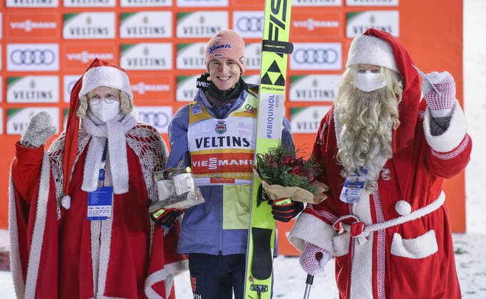Bilder des Jahres 2021, Sport 11 November Sport Themen der Woche KW47 NORDIC SKIING - FIS WC Ruka, Nordic Opening KUUSAMO,FINLAND,28.NOV.21 - NORDIC SKIING, Ski jumping, Skispringen, Ski, nordisch - FIS World Cup, Nordic Opening, large hill, men. Image shows Karl Geiger (GER) and Santa Claus.  GEPAxpictures xHaraldxSteiner