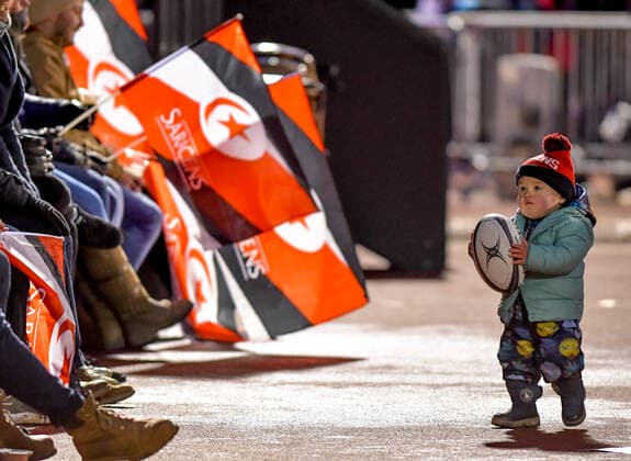 Sport Themen der Woche KW47 Sport Bilder des Tages A very young Saracens supporter during the Gallagher Premiership Rugby match between Saracens and Sale Sharks at the StoneX Stadium, London, England on 28 November 2021. Copyright: xPhilxHutchinsonx 30170019