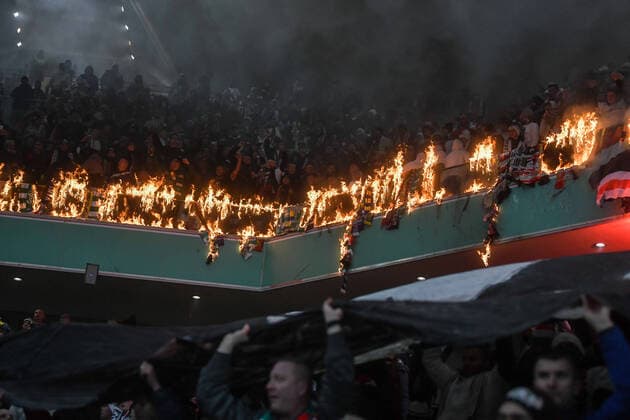 Bilder des Jahres 2021, Sport 11 November Sport Themen der Woche KW47 Sport Bilder des Tages WARSZAWA 28.11.2021 MECZ 16. KOLEJKA PKO EKSTRAKLASA SEZON 2021 22 --- POLISH FOOTBALL TOP LEAGUE MATCH IN WARSAW: LEGIA WARSZAWA - JAGIELLONIA BIALYSTOK KIBICE LEGII RACE PIROTECHNIKA FANS SUPPORTERS FOT. JACEK PRONDZYNSKI FOTOPYK NEWSPIX.PL --- Newspix.pl  211128JAC004