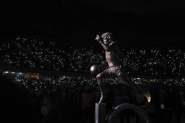 Bilder des Jahres 2021, Sport 11 November Sport Themen der Woche KW47 Sport Bilder des Tages Fußball, SSC Neapel - Lazio Rom, Statue von Diego Maradona wird präsentiert November 28, 2021, NAPOLI, ITALIA: The presentation ceremony of the statue of Diego Armando Maradona in the stadium dedicated to him. The statue, created by the sculptor Dario Caruso, after the presentation will then be permanently installed in front of the changing rooms of the Napoli team, 28 november2021. ANSA CIRO FUSCO Soccer: Serie A, SSC Napoli VS SS Lazio  - ZUMAa110 20211128_zaf_a110_075 Copyright: xCiroxFuscox