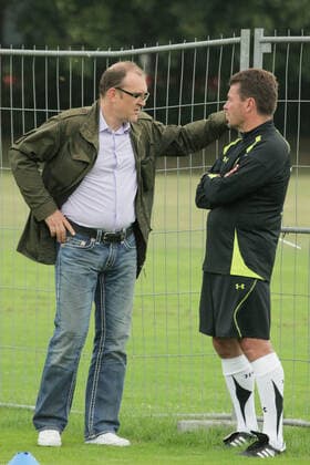 Joerg Schmadtke Manager von Hannover 96 als Zuschauer im Training am 12.08.2009 -hier mit Trainer Dieter Hecking. *** Joerg Schmadtke manager of Hannover 96 as spectator in the training on 12 08 2009 here with trainer Dieter Hecking