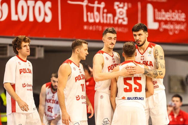 Basketball, WM Quali, Polen - Deutschland 28.11.2021 LUBLIN, HALA GLOBUS?KOSZYKOWKA (BASKETBALL) , KWALIFIKACJE MISTRZOSTW SWIATA FIBA ( FIBA WORLD CUP QUALIFICATION ) MECZ POLSKA - NIEMCY ( GAME POLAND - GERMANY )?NZ MARCEL PONITKA, TOMASZ GIELO, JAKUB SCHENK POLSKA ILUSTRACJA SMUTEK PORAZKA?FOTO LUKASZ GROCHALA CYFRASPORT NEWSPIX.PL --- Newspix.pl  20211128CSLG0048