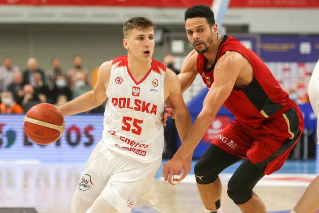 Basketball, WM Quali, Polen - Deutschland 2021.11.28 Lublin Koszykowka Kwalifikacje do Mistrzostw Swiata 2023 Polska - Niemcy N z Jakub Schenk Dominic Lockhart Foto Wojciech Szubartowski Press Focus 2021.11.28 Lublin FIBA Basketball World Cup 2023 European Qualifiers Poland - Germany Jakub Schenk Dominic Lockhart Credit: Wojciech Szubartowski Press Focus NEWSPIX.PL --- Newspix.pl  20211128PF_WS021