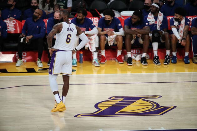 LOS ANGELES, CA - NOVEMBER 28: Los Angeles Lakers forward LeBron James 6 by Los Angeles Lakers logo during the Detroit Pistons vs Los Angeles Lakers game on November 28, 2021, at Staples Center in Los Angeles, CA. (Photo by Jevone Moore Icon Sportswire) NBA, Basketball Herren, USA NOV 28 Pistons at Lakers Icon2111284503