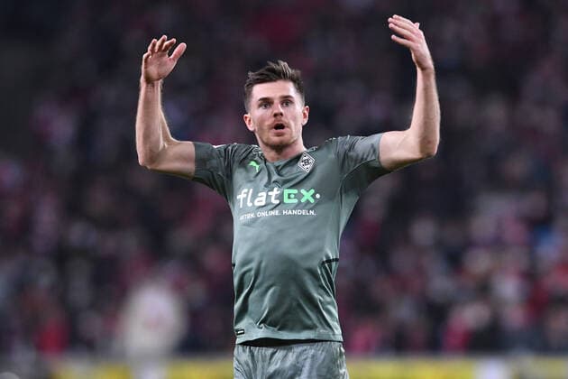Fußball 1. Bundesliga 13. Spieltag 1. FC Köln - Borussia Mönchengladbach am 27.11.2021 im RheinEnergieStadion in Köln Torjubel Jubel zum 1:1 durch Jonas Hofmann ( Mönchengladbach ) DFL regulations prohibit any use of photographs as image sequences and or quasi-video.