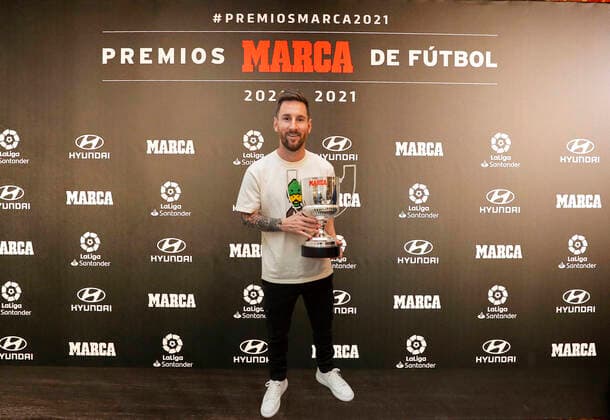 Sport Themen der Woche KW48 Sport Bilder des Tages Fußball, Lionel Messi erhält Pichichi-Trophäe als Torschützenkönig Fußball, Marca Football Awards in Madrid Gala de los Premios MARCA de futbol 2020-2021. En la imagen, Leo Messi recibe el trofeo Pichichi. 2020-2021 MARCA Footbal Awards. In this picture, Leo Messi receives the Pichichi Trophy. 