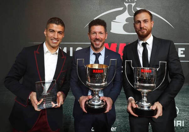 Sport Themen der Woche KW48 Sport Bilder des Tages Fußball, Marca Football Awards in Madrid Gala de los Premios MARCA de futbol 2020-2021. En la imagen, Luis Suarez, Simeone y Oblak. 2020-2021 MARCA Footbal Awards. In this picture, Luis Suarez, Simeone and Oblak. 