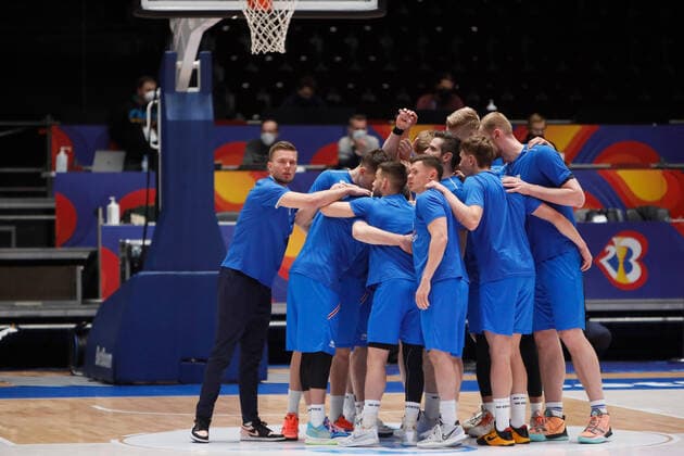 Basketball, WM Quali, Island - Russland Russia V Iceland - FIBA Basketball World Cup 2023 Qualifiers Martin Hermannsson (L) of Iceland gathers in circle with teammates before the FIBA Basketball World Cup 2023 Qualifying Tournament match between Russia and Iceland on November 29, 2021 at Yubileyny Sports Palace in Saint Petersburg, Russia. Saint Petersburg Russia  Copyright: xMikexKireevx originalFilename:kireev-notitle211129_npzxj.jpg
