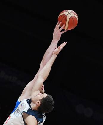 Basketball, WM Quali, Island - Russland Russia Basketball 2023 World Cup Qualifiers Iceland - Russia 6708380 29.11.2021 Russia?s Semyon Antonov tries to block a throw during the Basketball World Cup 2023 qualifying match between Iceland and Russia at Yubileyniy Complex in St. Petersburg, Russia. Alexei Danichev Sputnik St. Petersburg Russia  Copyright: xAlexeixDanichevx