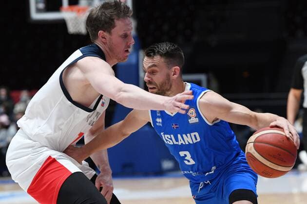 Basketball, WM Quali, Island - Russland Russia Basketball 2023 World Cup Qualifiers Iceland - Russia 6708416 29.11.2021 Russia?s Aleksandr Khomenko and Iceland?s Aegir Steinarsson during the Basketball World Cup 2023 qualifying match between Iceland and Russia at Yubileyniy Complex in St. Petersburg, Russia. Alexei Danichev Sputnik St. Petersburg Russia  Copyright: xAlexeixDanichevx