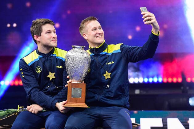 Sport Themen der Woche KW48 Bilder des Jahres 2021, Sport 11 November 211129 Mattias Falck and Kristian Karlsson of Sweden during the priscermonie after the final at The World Table tennis, Tischtennis Championships on November 29, 2021 in Houston. Photo: Manfred Schillings BILDBYRAN bordtennis vm bordtennis-vm världsmästerskap houston usa bbeng table tennis world championships wm wttc wttc finals world table tennis championships weltmeisterschaft worlds tischtennis tenis de mesa jubel *** 211129 Mattias Falck and Kristian Karlsson of Sweden during the priscermonie after the final at The World Table Tennis Championships on November 29, 2021 in Houston Photo Manfred Schillings BILDBYRAN table tennis vm table tennis vm world championship houston usa bbeng table tennis world championships wm wttc wttc finals world table tennis championships world championship worlds table tennis tennis de mesa sport cheer,  Copyright: MANFREDxSCHILLINGS BB211129BB289