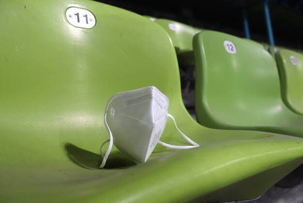 München, Deutschland 29. November 2021: Fussball, Herren, 3.Liga, Saison 2021 2022, Türkgücü München - FSV Zwickau, Olympiastadion München Eine FFP2 Maske auf einer leeren Sitzschale, Symbolbild ,Corona, Geisterspiele DFB regulations prohibit any use of photographs as image sequences and or quasi-video
